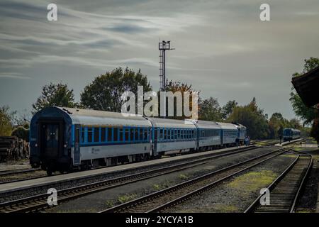 Trains dans la petite gare de Bohême orientale dans l'après-midi ensoleillé d'automne à Ceska Skalice CZ 10 19 2024 Banque D'Images