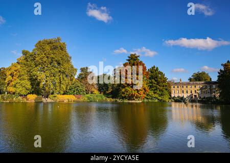 Londres, Royaume-Uni. 24 octobre 2024. Les visiteurs apprécient le paysage coloré près du lac et de la fontaine. Arbres et plantes ont pris des couleurs automnales vibrantes lors d'une journée avec un beau soleil et un ciel bleu avec des températures douces à Kew Gardens dans l'ouest de Londres aujourd'hui. Crédit : Imageplotter/Alamy Live News Banque D'Images