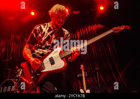 Copenhague, Danemark. 21 octobre 2024. Le groupe de punk rock anglais Kid Kapichi donne un concert à Amager Bio à Copenhague. Ici, le bassiste Eddie Lewis est vu en direct sur scène. Banque D'Images