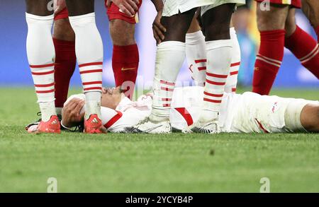 Leipzig, Allemagne. 23 octobre 2024. Xavi Simons de Leipzig est blessé lors de leur match de football de l'UEFA Champions League entre le RB Leipzig et le Liverpool FC au Red Bull Arena Stadion . Crédit : Davide Elias / Alamy Live News Banque D'Images