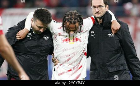 Leipzig, Allemagne. 23 octobre 2024. Xavi Simons de Leipzig est blessé lors de leur match de football de l'UEFA Champions League entre le RB Leipzig et le Liverpool FC au Red Bull Arena Stadion . Crédit : Davide Elias / Alamy Live News Banque D'Images