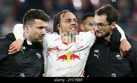 Leipzig, Allemagne. 23 octobre 2024. Xavi Simons de Leipzig est blessé lors de leur match de football de l'UEFA Champions League entre le RB Leipzig et le Liverpool FC au Red Bull Arena Stadion . Crédit : Davide Elias / Alamy Live News Banque D'Images