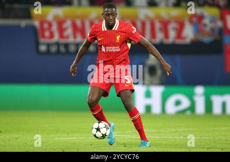 Leipzig, Allemagne. 23 octobre 2024. Ibrahima Konate est vu lors de leur match de football de l'UEFA Champions League entre le RB Leipzig et le Liverpool FC au Red Bull Arena Stadion . Crédit : Davide Elias / Alamy Live News Banque D'Images