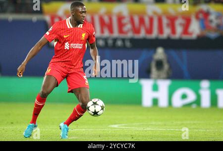 Leipzig, Allemagne. 23 octobre 2024. Ibrahima Konate est vu avec le ballon lors de leur match de football de l'UEFA Champions League entre le RB Leipzig et le Liverpool FC au Red Bull Arena Stadion . Crédit : Davide Elias / Alamy Live News Banque D'Images