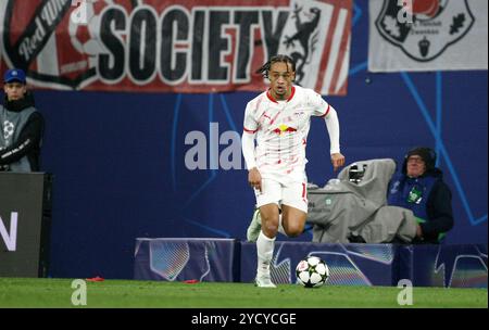 Leipzig, Allemagne. 23 octobre 2024. Xavi Simons de Leipzig est vu avec le ballon lors de leur match de football de l'UEFA Champions League entre le RB Leipzig et le Liverpool FC au Red Bull Arena Stadion . Crédit : Davide Elias / Alamy Live News Banque D'Images