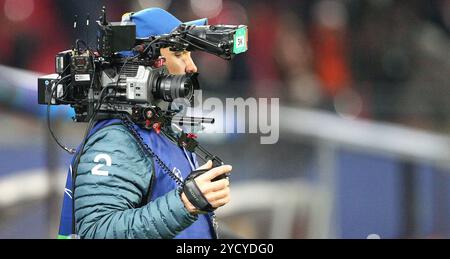 Leipzig, Allemagne. 23 octobre 2024. Un cameramen est vu lors de leur match de football de l'UEFA Champions League entre le RB Leipzig et le Liverpool FC au Red Bull Arena Stadion . Crédit : Davide Elias / Alamy Live News Banque D'Images