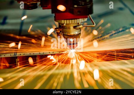 CNC découpe au laser de métal, technologie industrielle moderne. Banque D'Images