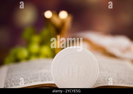 La sainte communion un calice doré avec des raisins et des gaufrettes pain Banque D'Images