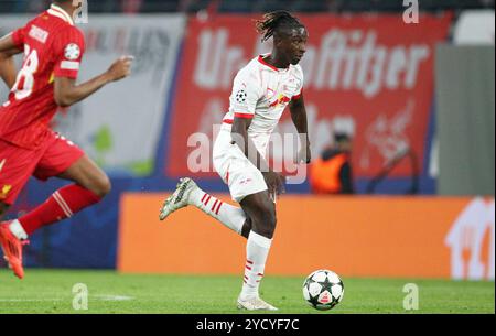 Leipzig, Allemagne. 23 octobre 2024. Amadou Haidara de Leipzig est vu avec le ballon lors de leur match de l'UEFA Champions League entre le RB Leipzig et le Liverpool FC au Red Bull Arena Stadion . Crédit : Davide Elias / Alamy Live News Banque D'Images