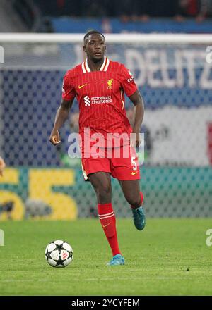 Leipzig, Allemagne. 23 octobre 2024. Ibrahima Konate de Liverpool est vu avec le ballon lors de leur match de football de l'UEFA Champions League entre le RB Leipzig et le Liverpool FC au Red Bull Arena Stadion . Crédit : Davide Elias / Alamy Live News Banque D'Images