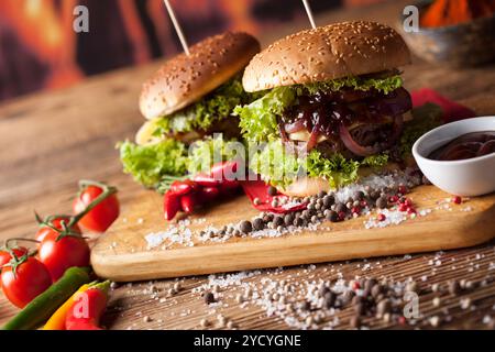 Home made burgers sur fond de bois Banque D'Images