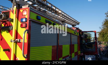 Cambridge, Royaume-Uni. 24 octobre 2024. Des pompiers sont vus quitter les lieux de l'incident. Les pompiers ont été appelés à un incendie à l'University Arms Hotel sur Regent Street à 12:35. Cambridge. Crédit : David Tramontan / Alamy Live News Banque D'Images