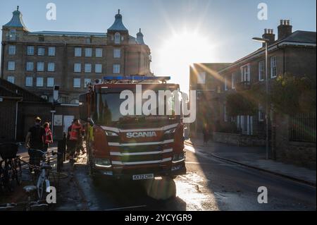 Cambridge, Royaume-Uni. 24 octobre 2024. Les pompiers sont vus faire leurs bagages avant de quitter les lieux de l'incident. Les pompiers ont été appelés à un incendie à l'University Arms Hotel sur Regent Street à 12:35. Crédit : David Tramontan / Alamy Live News Banque D'Images