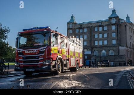 Cambridge, Royaume-Uni. 24 octobre 2024. Un camion de pompiers est garé sur Regent Street avec l'University Arms Hotel en arrière-plan. Les pompiers ont été appelés à un incendie à l'University Arms Hotel sur Regent Street à 12:35. Cambridge. Crédit : David Tramontan / Alamy Live News Banque D'Images