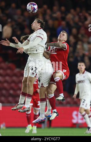 Riley McGree de Middlesbrough défie pour une tête avec Sydie Peck de Sheffield United lors du Sky Bet Championship match entre Middlesbrough et Sheffield United au Riverside Stadium, Middlesbrough le mercredi 23 octobre 2024. (Photo : Mark Fletcher | mi News) crédit : MI News & Sport /Alamy Live News Banque D'Images