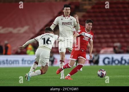 Hayden Hackney de Middlesbrough en action avec Jamie Shackleton de Sheffield United lors du Sky Bet Championship match entre Middlesbrough et Sheffield United au Riverside Stadium, Middlesbrough le mercredi 23 octobre 2024. (Photo : Mark Fletcher | mi News) crédit : MI News & Sport /Alamy Live News Banque D'Images