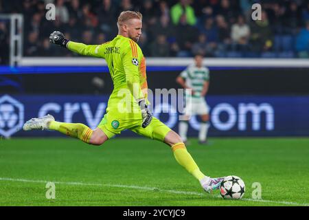 Kasper Schmeichel du Celtic FC vu en action lors du match de football UEFA Champions League 2024/25 phase - Matchday3 entre Atalanta BC et Celtic FC au Gewiss Stadium. Score final : Atalanta BC 0 : 0 Celtic FC. Banque D'Images