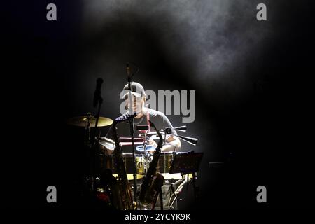 Dallas, États-Unis. 18 octobre 2024. Hiram Paniagua, batteur du groupe mexicain de ska Panteon Rococo se produit dans le cadre de l'ESTA Noche U.S.A. Tour 2024 à The Factory à Deep Ellum. Le 18 octobre 2024 à Dallas, Texas. (Photo de Javier Vicencio/Eyepix/Sipa USA) crédit : Sipa USA/Alamy Live News Banque D'Images