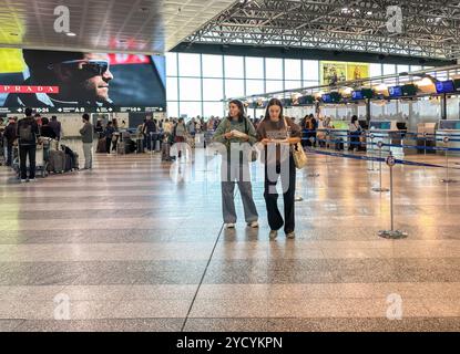 Ferno, Milan-Malpensa, Italie - 29 septembre 2024 : les passagers ont fait la queue pour l'enregistrement à l'intérieur du terminal 1 de l'aéroport de Milan-Malpensa. Banque D'Images