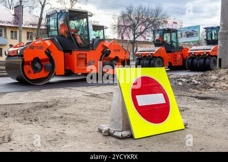 Panneau routier arrêtez-vous sur le fond de la pose de l'asphalte Banque D'Images