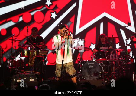 Dallas, États-Unis. 18 octobre 2024. Dr Shenka, chanteuse du groupe mexicain de ska Panteon Rococo, se produit dans le cadre de l'ESTA Noche U.S.A. Tour 2024 à The Factory à Deep Ellum. Le 18 octobre 2024 à Dallas, Texas. (Photo de Javier Vicencio/Eyepix/Sipa USA) crédit : Sipa USA/Alamy Live News Banque D'Images