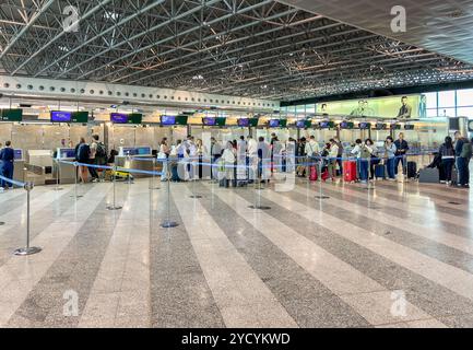 Ferno, Milan-Malpensa, Italie - 29 septembre 2024 : les passagers ont fait la queue pour l'enregistrement à l'intérieur du terminal 1 de l'aéroport de Milan-Malpensa. Banque D'Images