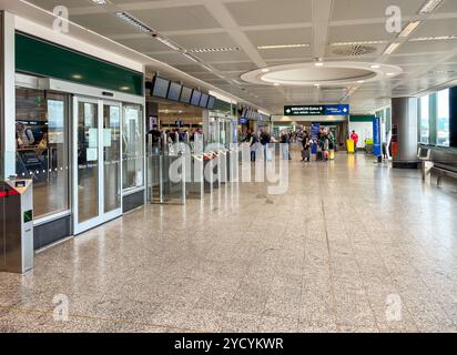 Ferno, Milan-Malpensa, Italie - 29 septembre 2024 : zone de contrôle des entrées passagers du terminal 1 de l'aéroport de Milan-Malpensa. Banque D'Images