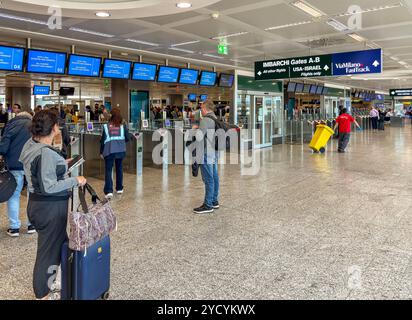 Ferno, Milan-Malpensa, Italie - 29 septembre 2024 : zone de contrôle des entrées passagers du terminal 1 de l'aéroport de Milan-Malpensa. Banque D'Images