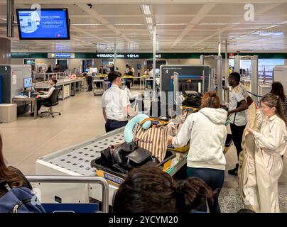 Ferno, Milan-Malpensa, Italie - 29 septembre 2024 : passagers à la zone de contrôle de sécurité de l'aéroport international de Milan Malpensa. Banque D'Images