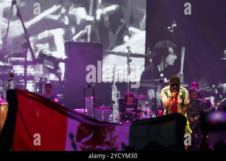 Dallas, États-Unis. 18 octobre 2024. Dr Shenka, chanteuse du groupe mexicain de ska Panteon Rococo, se produit dans le cadre de l'ESTA Noche U.S.A. Tour 2024 à The Factory à Deep Ellum. Le 18 octobre 2024 à Dallas, Texas. (Photo de Javier Vicencio/Eyepix/Sipa USA) crédit : Sipa USA/Alamy Live News Banque D'Images