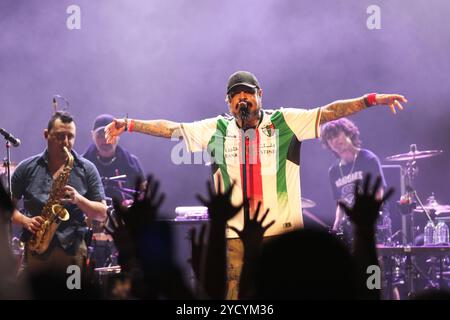 Dallas, États-Unis. 18 octobre 2024. Dr Shenka, chanteuse du groupe mexicain de ska Panteon Rococo, se produit dans le cadre de l'ESTA Noche U.S.A. Tour 2024 à The Factory à Deep Ellum. Le 18 octobre 2024 à Dallas, Texas. (Photo de Javier Vicencio/Eyepix/Sipa USA) crédit : Sipa USA/Alamy Live News Banque D'Images