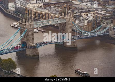 Vue aérienne du Tower Bridge au-dessus de la Tamise Banque D'Images