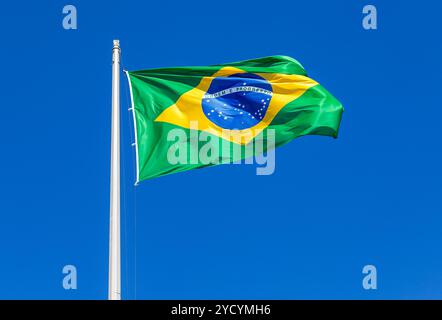 Drapeau du Brésil agitant au vent contre le ciel Banque D'Images