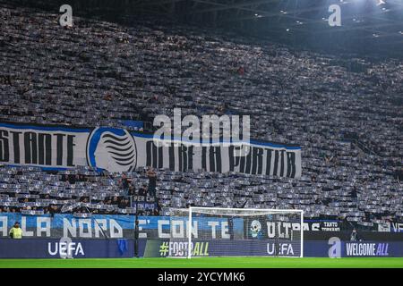 Bergame, Italie. 23 octobre 2024. Les supporters d'Atalanta BC vus lors du match de football UEFA Champions League 2024/25 phase - Matchday3 entre Atalanta BC et Celtic FC au Gewiss Stadium. Score final : Atalanta BC 0 : 0 Celtic FC. (Photo de Fabrizio Carabelli/SOPA images/Sipa USA) crédit : Sipa USA/Alamy Live News Banque D'Images