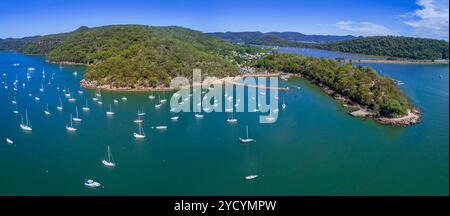 Vues aériennes de Brooklyn sur la rivière Hawkesbury et ses voies navigables estuariennes et baies ont de nombreux yachts de luxe amarrés dans ses eaux. Banque D'Images