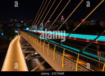 Halic Metro Bridge à Istanbul la nuit, Turquie Banque D'Images