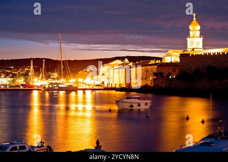 Ville insulaire de Krk vue sur le front de mer en soirée Banque D'Images