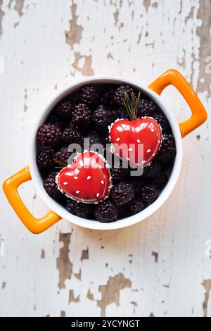 Un blackboy plaque avec un dessert sous la forme d'un cœur se dresse sur un fond de bois, close-up Banque D'Images