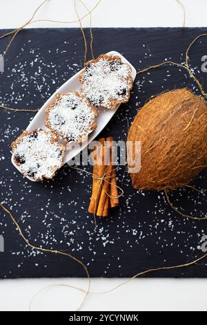 Muffins à la noix de coco sur fond noir Banque D'Images