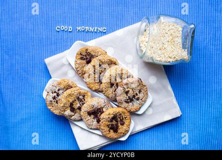 Biscuits à l'avoine dans une assiette blanche qui dit bonjour Banque D'Images