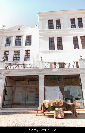 Tirilye, Turkiye - 29 SEPTEMBRE 2024 : L'école de pierre, bâtiment tas Mektep, construit entre 1904 et 1909 dans un style néo-classique. Banque D'Images