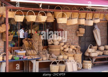 Tirilye, Turkiye - 29 SEPTEMBRE 2024 : produits en osier faits main exposés devant un magasin à Tirilye, Bursa, Turkiye. Banque D'Images