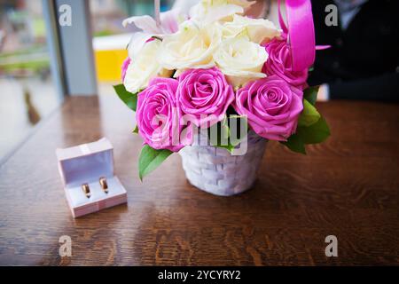 Bouquet de fleurs belles et colorées et anneaux de mariage dans une boîte Banque D'Images
