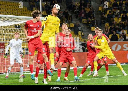 v.Li. : Lenn Jastremski (Unterhaching, 25), Lamar Yarbrough (Alemannia Aix-la-Chapelle, 25), Kopfball, header, Zweikampf in der Luft, Aktion, action, 23.10.2024, Aix-la-Chapelle (Deutschland), Fussball, 3. Liga, Alemannia Aix-la-Chapelle - SpVgg Unterhaching, Fussball, 3. LIGA, ALEMANNIA AIX-LA-CHAPELLE - SPVGG UNTERHACHING, DFB/DFL LA RÉGLEMENTATION INTERDIT TOUTE UTILISATION DE PHOTOGRAPHIES COMME SÉQUENCES D'IMAGES ET/OU QUASI-VIDÉO. Banque D'Images