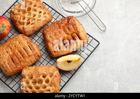 Délicieuses pâtisseries feuilletées avec garniture de fruits et pommes sur table grise, vue de dessus. Espace pour le texte Banque D'Images