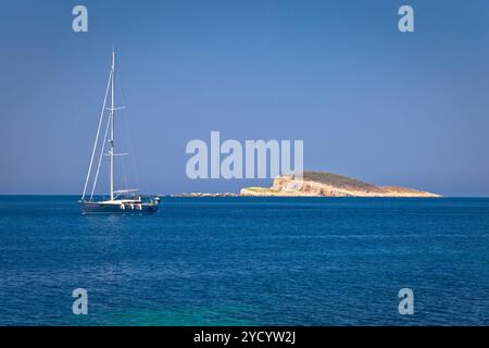 La voile par lonely desert stone island dans l'archipel de Dubrovnik, Dalmatie Région de la Croatie Banque D'Images