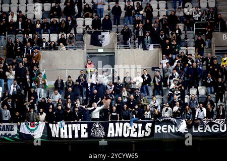 Stockholm, Suède. 24 octobre 2024. STOCKHOLM, SUÈDE 20241024Les supporters de Vitoria lors du match de football de jeudi dans la Conference League entre Djurgården (Suède) et Vitória SC (Portugal) au Tele2 Arena, Stockholm, Suède 24 octobre 2024. Photo : Caisa Rasmussen/TT/Code 12150 crédit : TT News Agency/Alamy Live News Banque D'Images