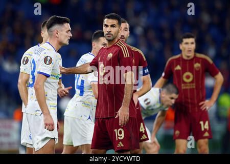 Rome, Italie. 24 octobre 2024. Zeki Celik de Roma regarde pendant le match de football de l'UEFA Europa League, phase de ligue, Journée 3 entre L'AS Roma et le Dynamo Kyiv le 24 octobre 2024 au Stadio Olimpico à Rome, en Italie. Crédit : Federico Proietti / Alamy Live News Banque D'Images