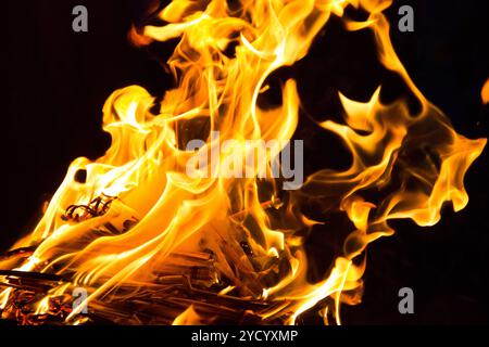 Un feu divorcé dans un grill pour un shish kebab. Feu la nuit dans le grill. Feu de joie la nuit Banque D'Images