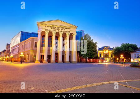 Place centrale Subotica et vue en soirée sur le bâtiment du théâtre des peuples Banque D'Images
